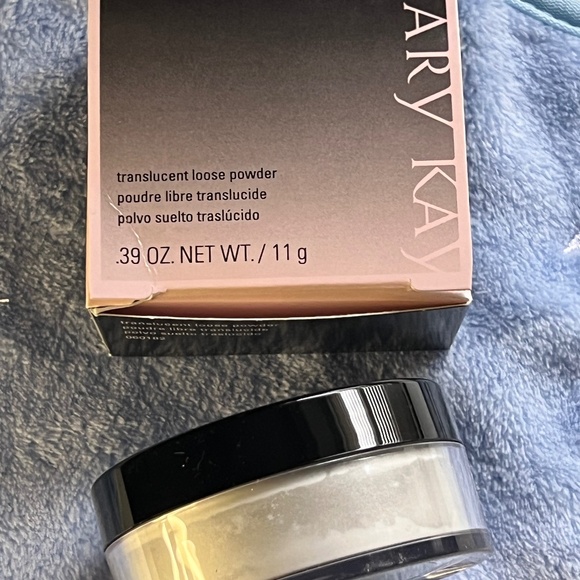 Mary Kay Translucent Powder - Picture 1 of 5